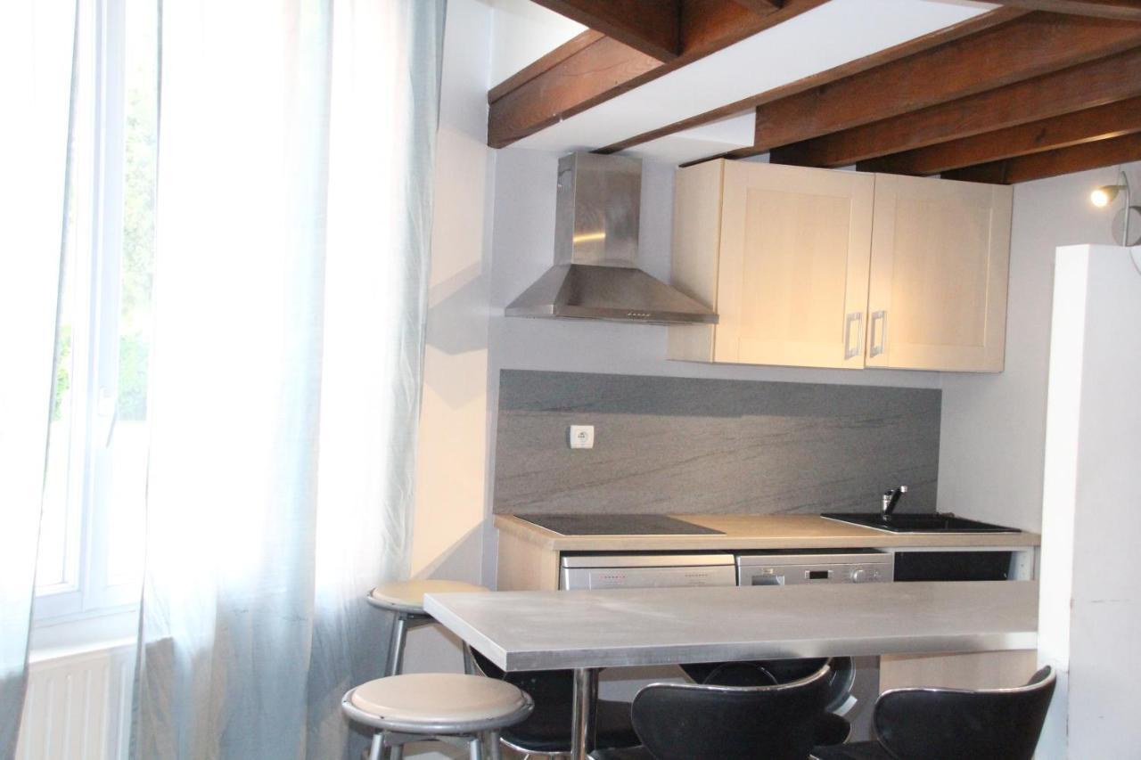 Paris Eiffel Tower Et Apartments, Parkings Gratuits Et Securises, 10 Minutes Metro To Paris *