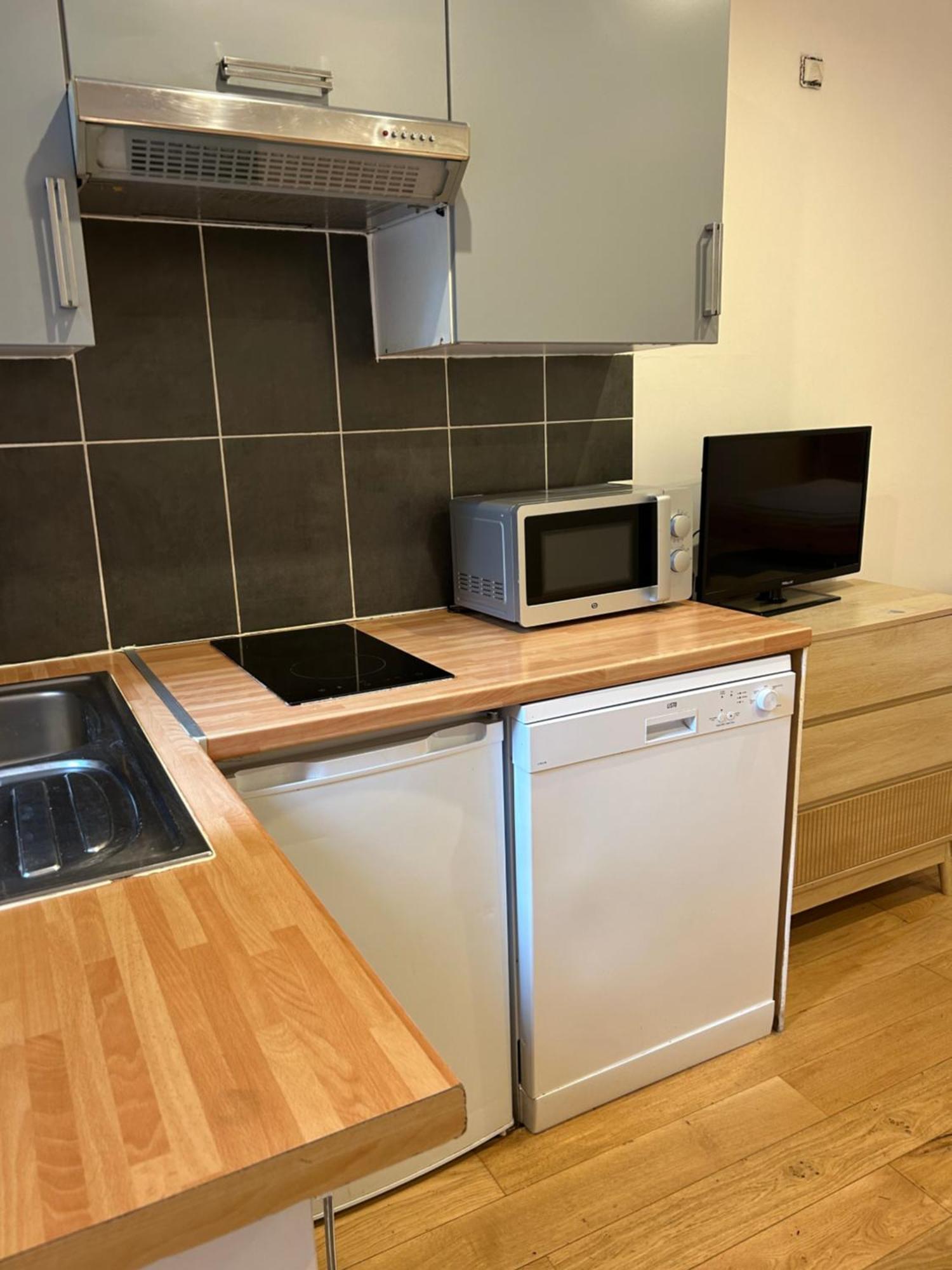 Apartment Paris Eiffel Tower Et Apartments, Parkings Gratuits Et Securises, 10 Minutes Metro To Paris Nogent-sur-Marne